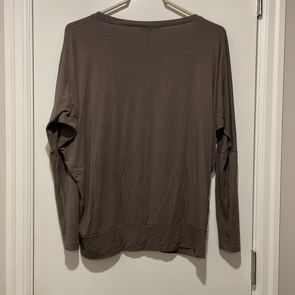 🎒Olive graphic top🎒 - Picture 2 of 5